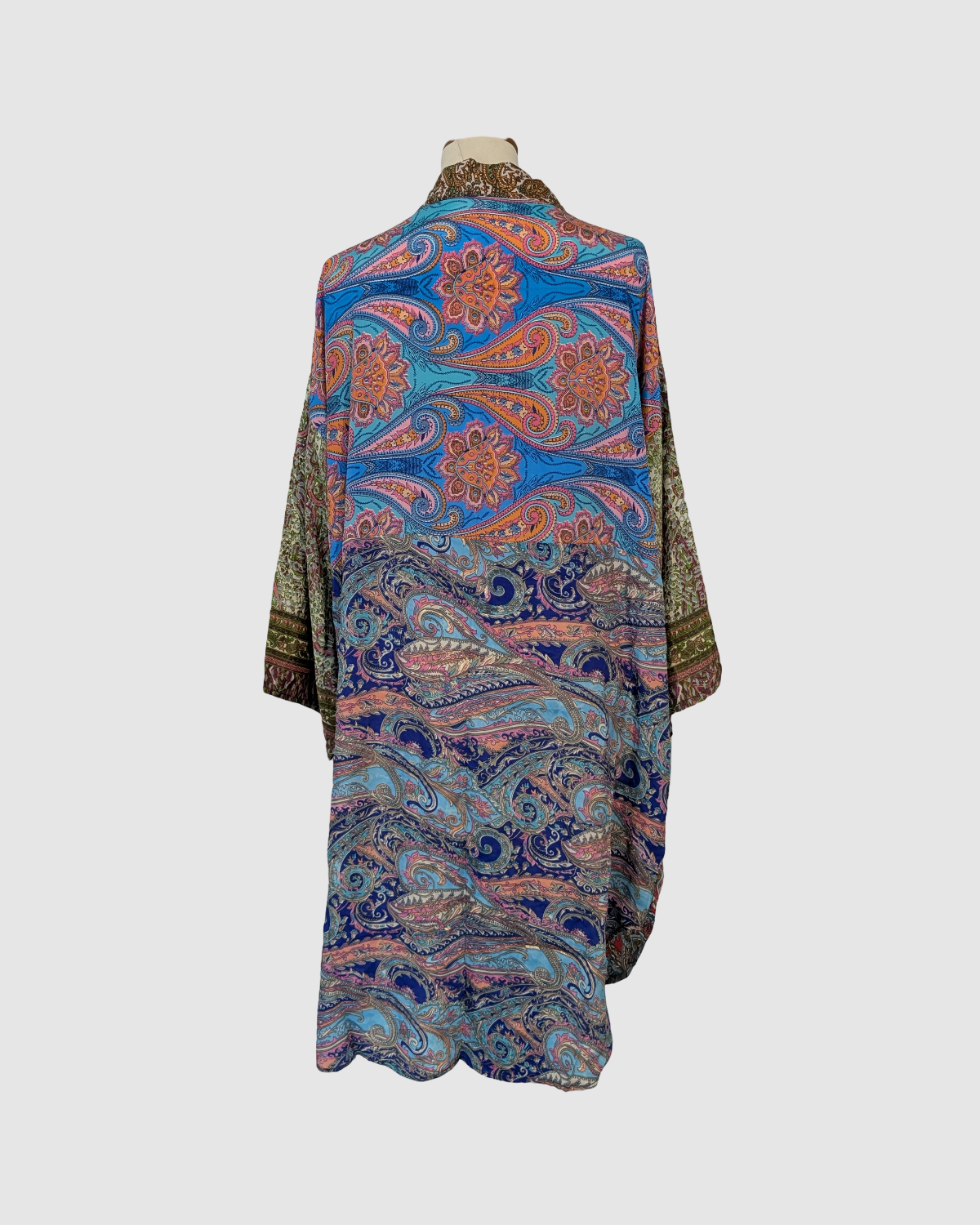 Håndlavet silke kimono i multifarvet blå, rosa og rød  – fair trade og bæredygtig slow fashion fra Kashmir, Green Living