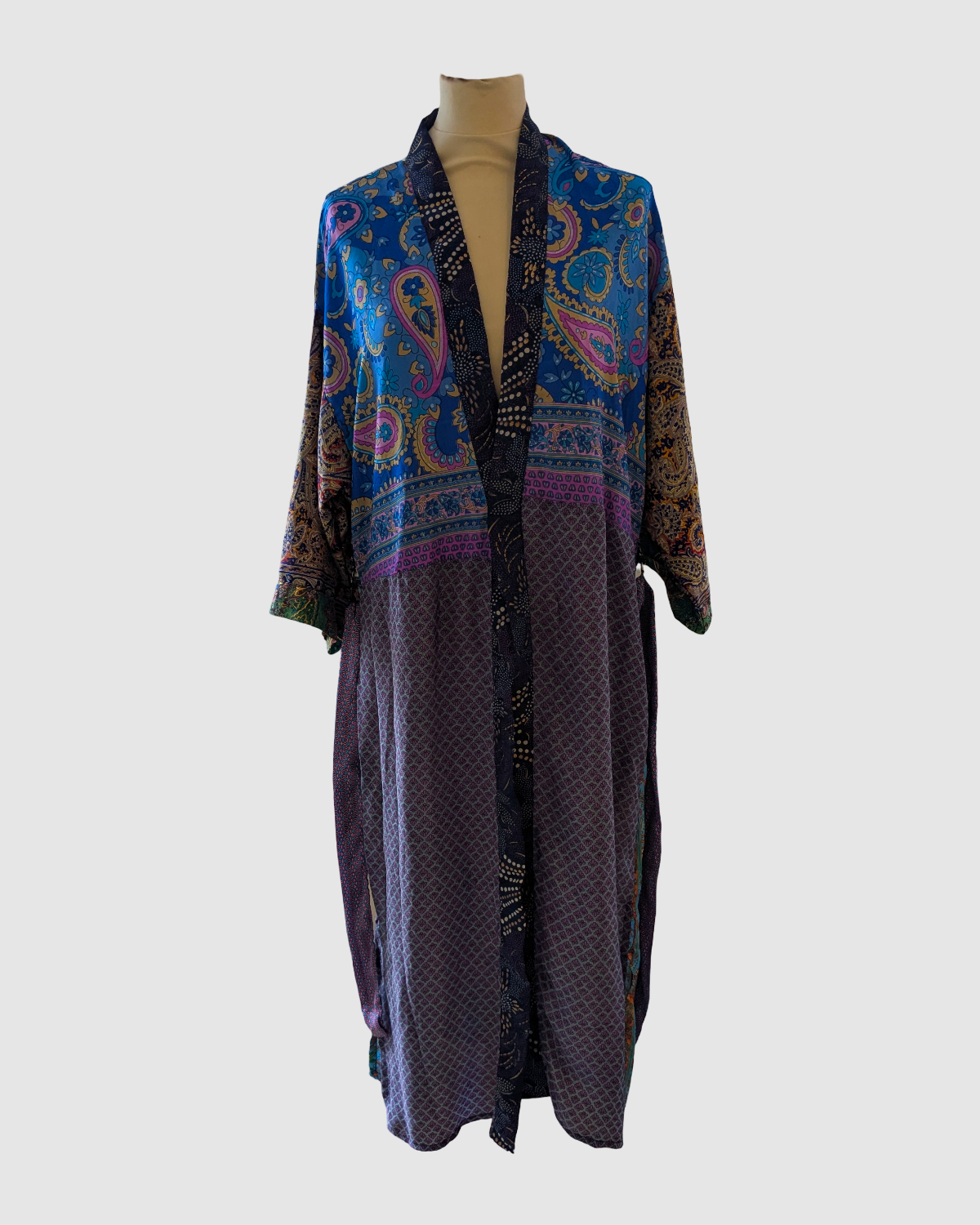 Håndlavet lang silke kimono i lilla og blå blomstret– fair trade og bæredygtig slow fashion fra Kashmir, Green Living