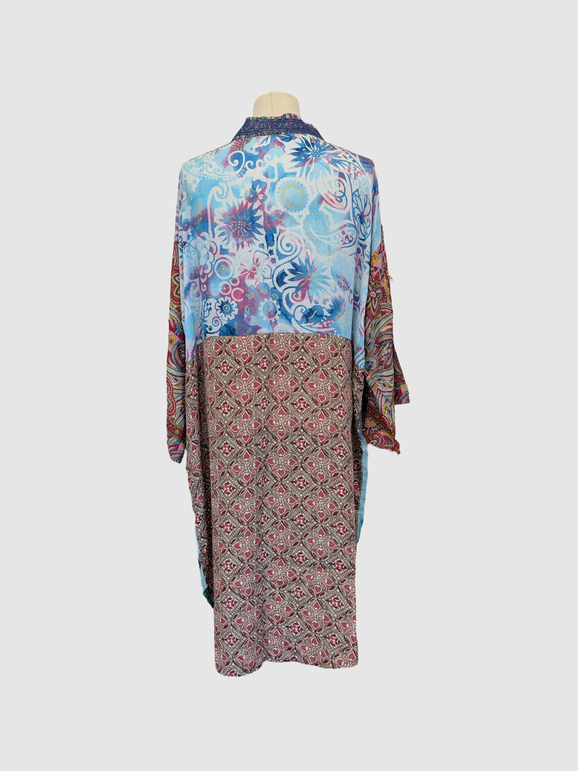 Håndlavet silke kimono i blå og pink blomstret– fair trade og bæredygtig slow fashion fra Kashmir, Green Living