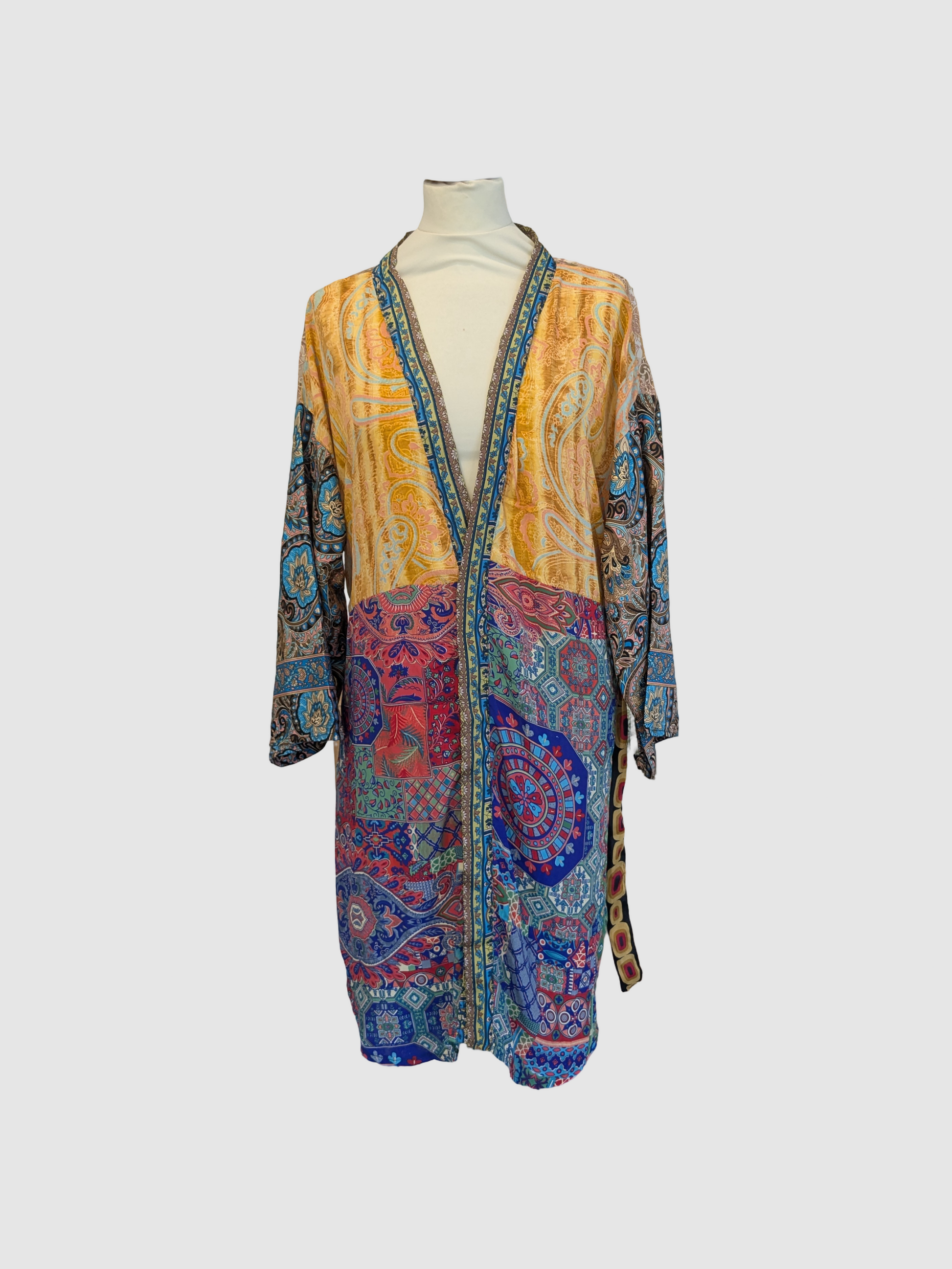 Håndlavet silke kimono i gul og blomstret blå – fair trade og bæredygtig slow fashion fra Kashmir, Green Living