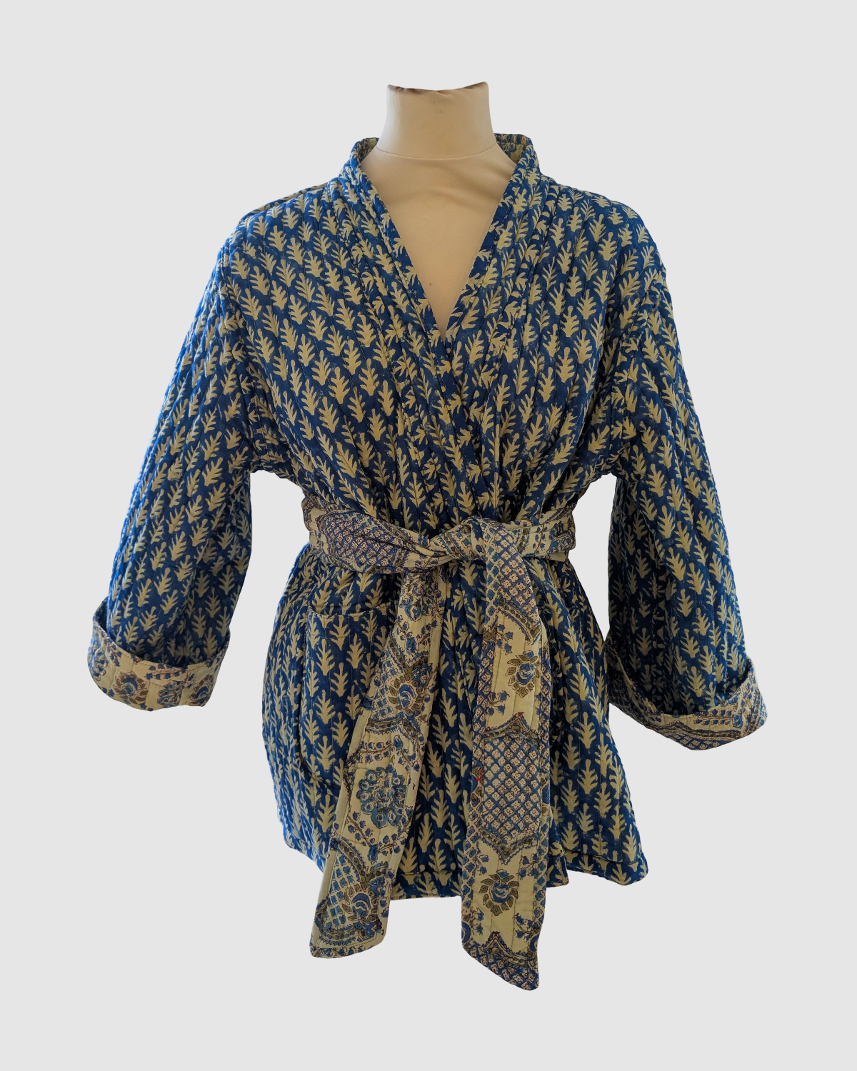 Håndlavet vendbar jakke i 100% bomuld – blokprintet med naturfarver i indigo-blå bladmotiv, bæredygtigt fremstillet i Indien.