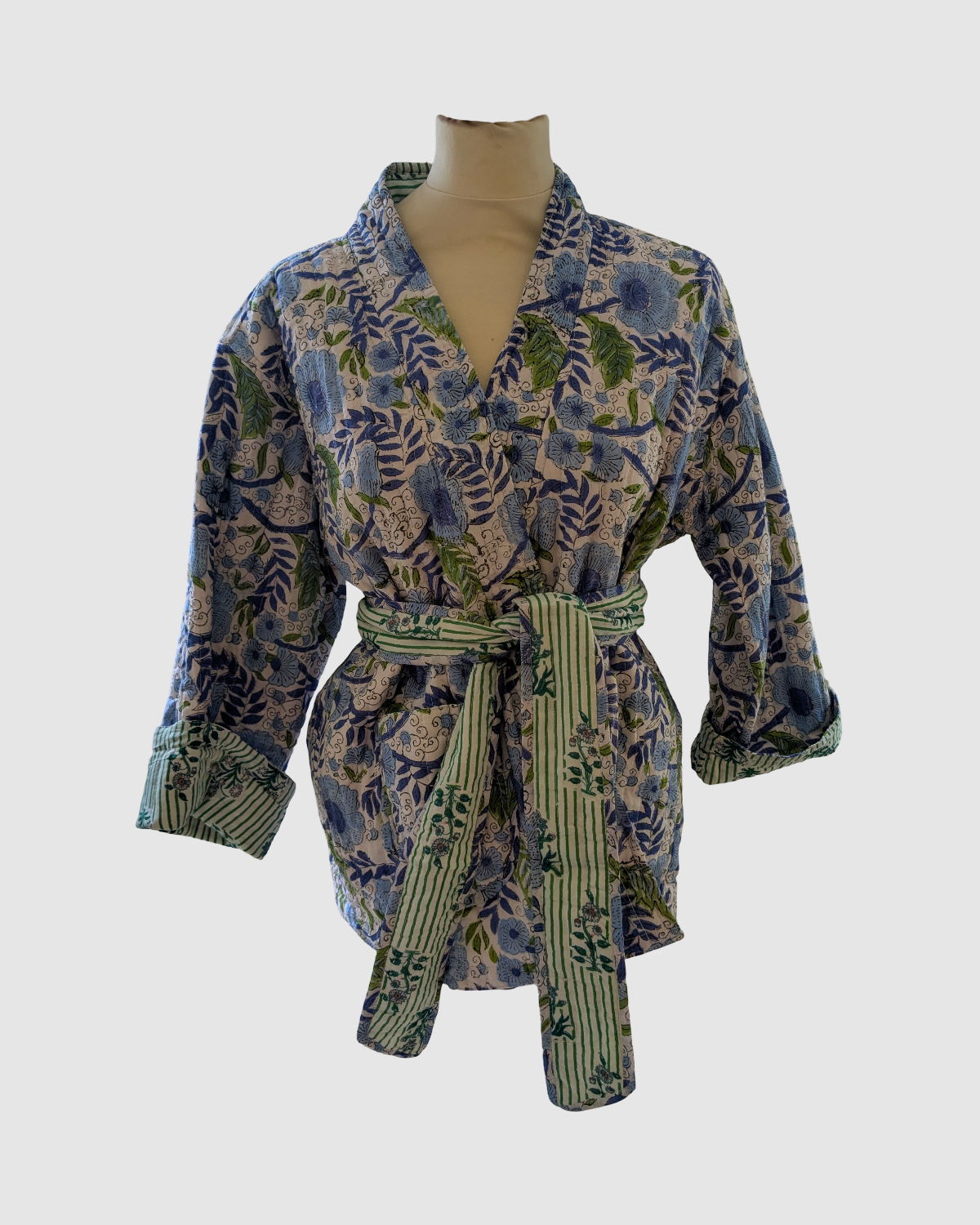 Håndlavet vendbar jakke i 100% bomuld – blokprintet med naturfarver i hvid/blå/grøn blomstret, bæredygtigt fremstillet i Indien.