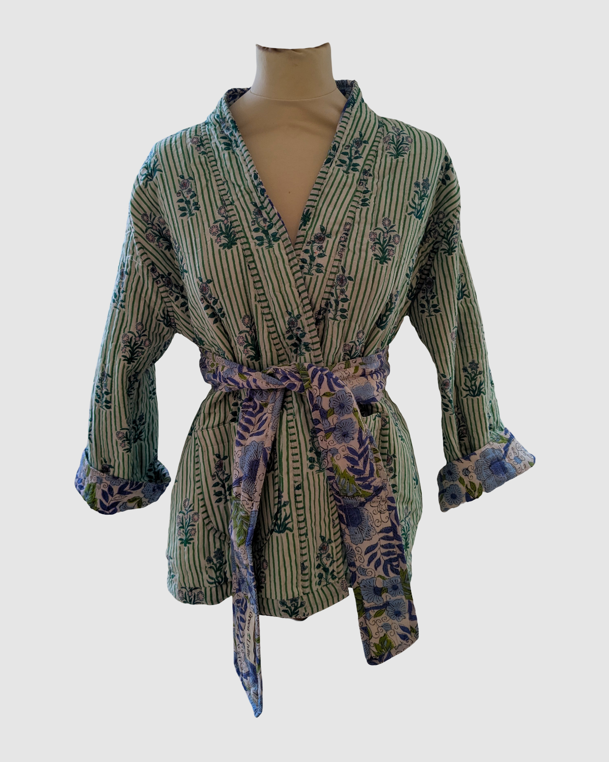 Håndlavet vendbar jakke i 100% bomuld – blokprintet med naturfarver i lysegrøn/rosa blomstret, bæredygtigt fremstillet i Indien.