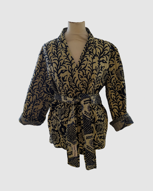 Håndlavet vendbar jakke i 100% bomuld – blokprintet med naturfarver i blomstret sand/sort, bæredygtigt fremstillet i Indien.