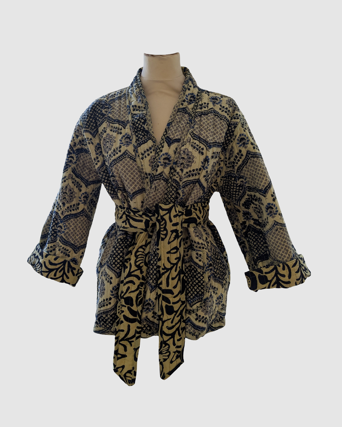 Håndlavet vendbar jakke i 100% bomuld – blokprintet med naturfarver i beige/blå blomstret, bæredygtigt fremstillet i Indien.