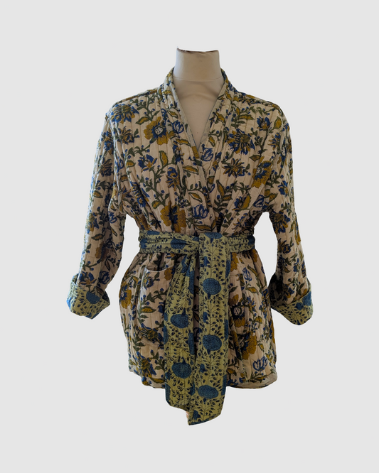 Håndlavet vendbar jakke i 100% bomuld – blokprintet med naturfarver i sand/gylden blomstret, bæredygtigt fremstillet i Indien.