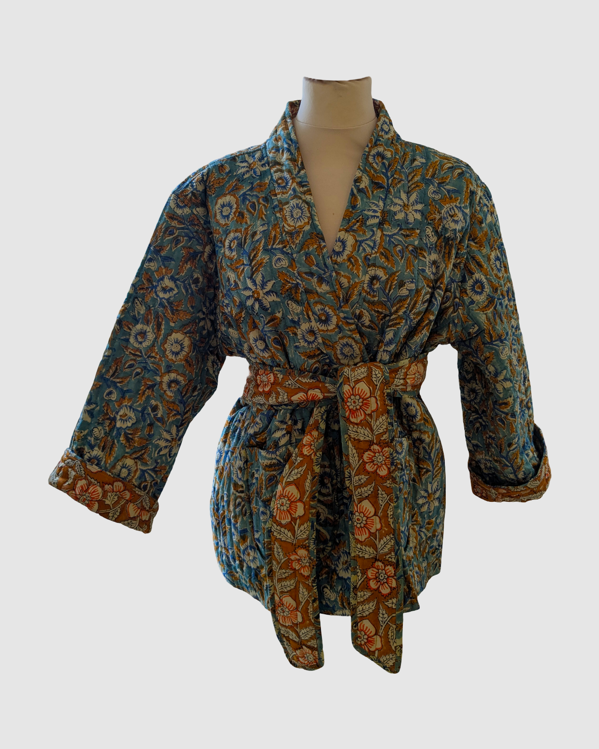 Håndlavet vendbar jakke i 100% bomuld – blokprintet med naturfarver i blomstret oceanblå/okker, bæredygtigt fremstillet i Indien.