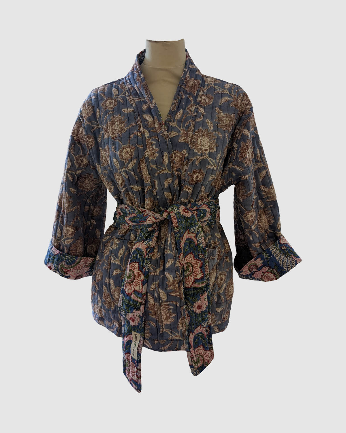 Håndlavet vendbar jakke i 100% bomuld – blokprintet med naturfarver i lavendel/lysebrun blomstret, bæredygtigt fremstillet i Indien.