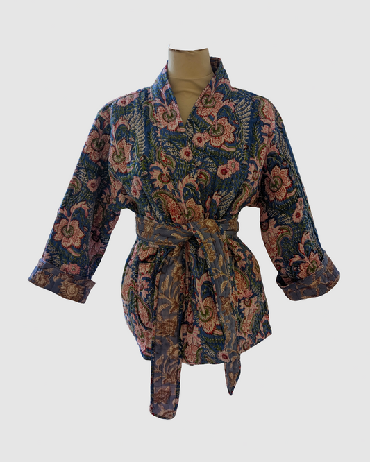 Håndlavet vendbar jakke i 100% bomuld – blokprintet med naturfarver i mørkeblå/rosa blomstret, bæredygtigt fremstillet i Indien.