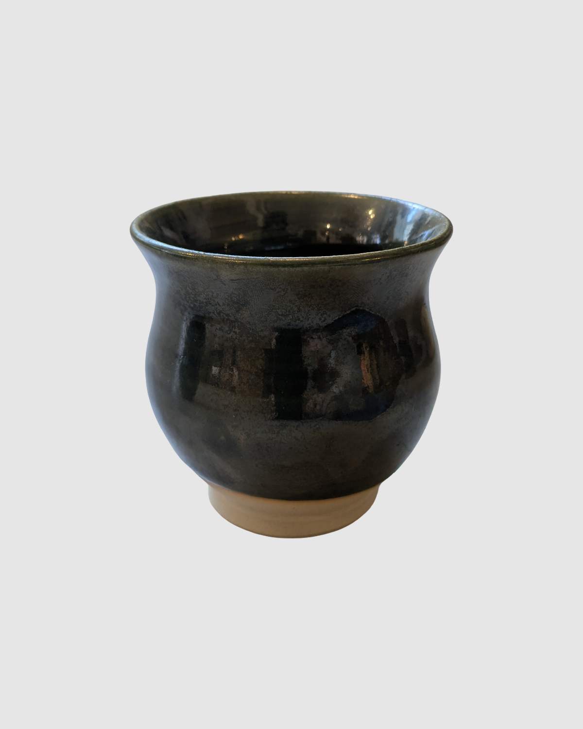 Håndlavet krus uden hank i pinjegrøn keramik – dansk stentøj fra Fyn