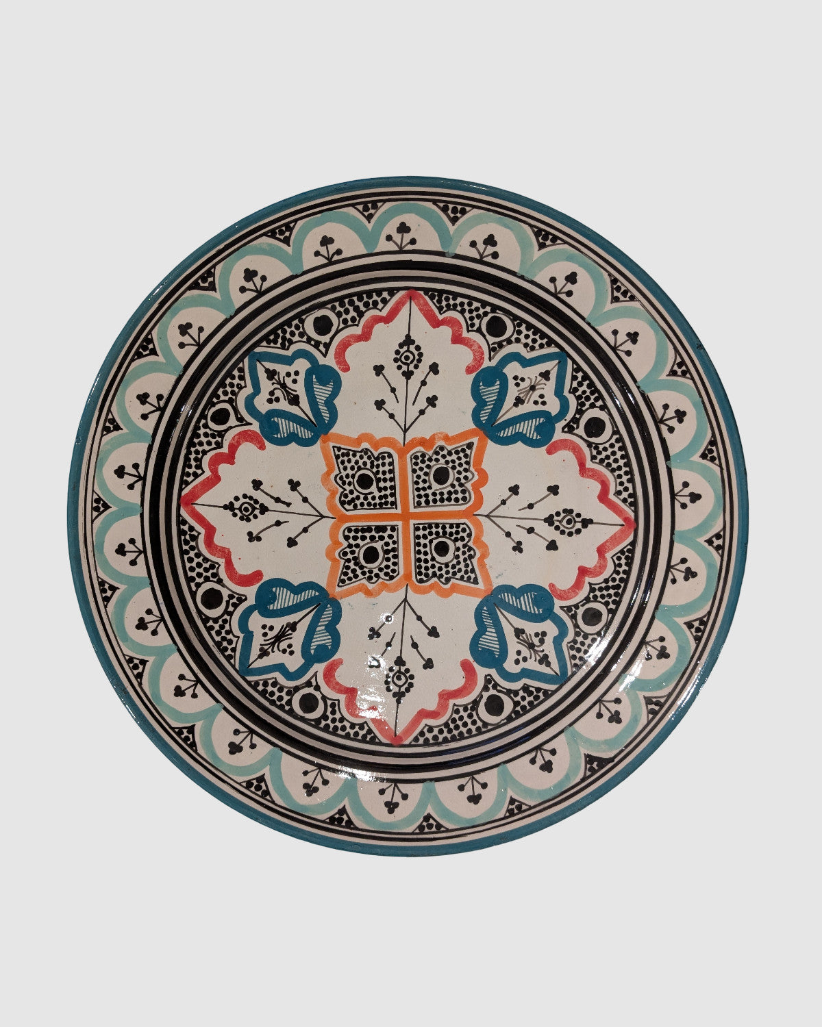 Håndlavet serveringsfad fra et marokkansk kvindekooperativ – unikt design med bæredygtige materialer og fair løn til håndværkerne.