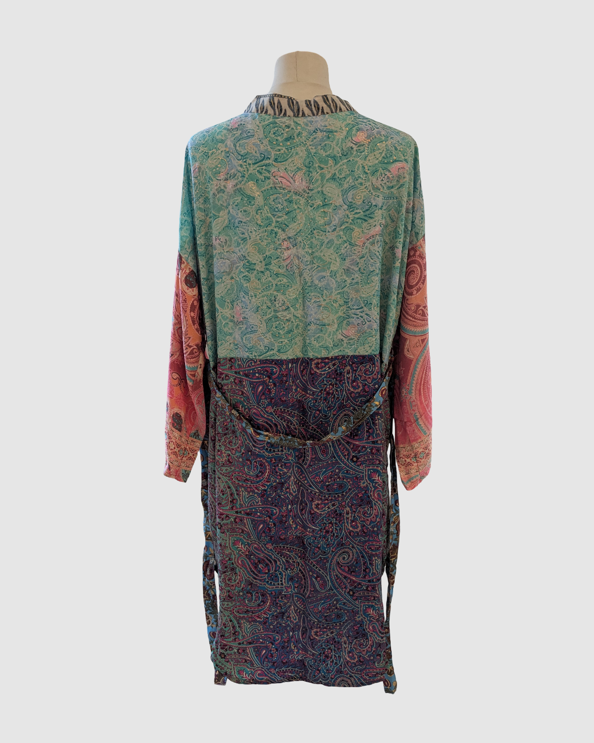 Håndlavet blomstret mint/lilla silke kimono med rosa blomster, syet af upcycled sarisilke af kvinder i Kashmir.