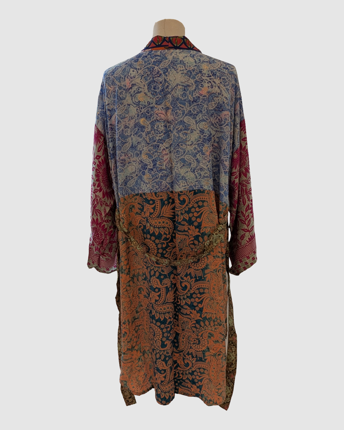 Kort silke kimono i grå/rød og blomstret blå - Håndlavet i Indien