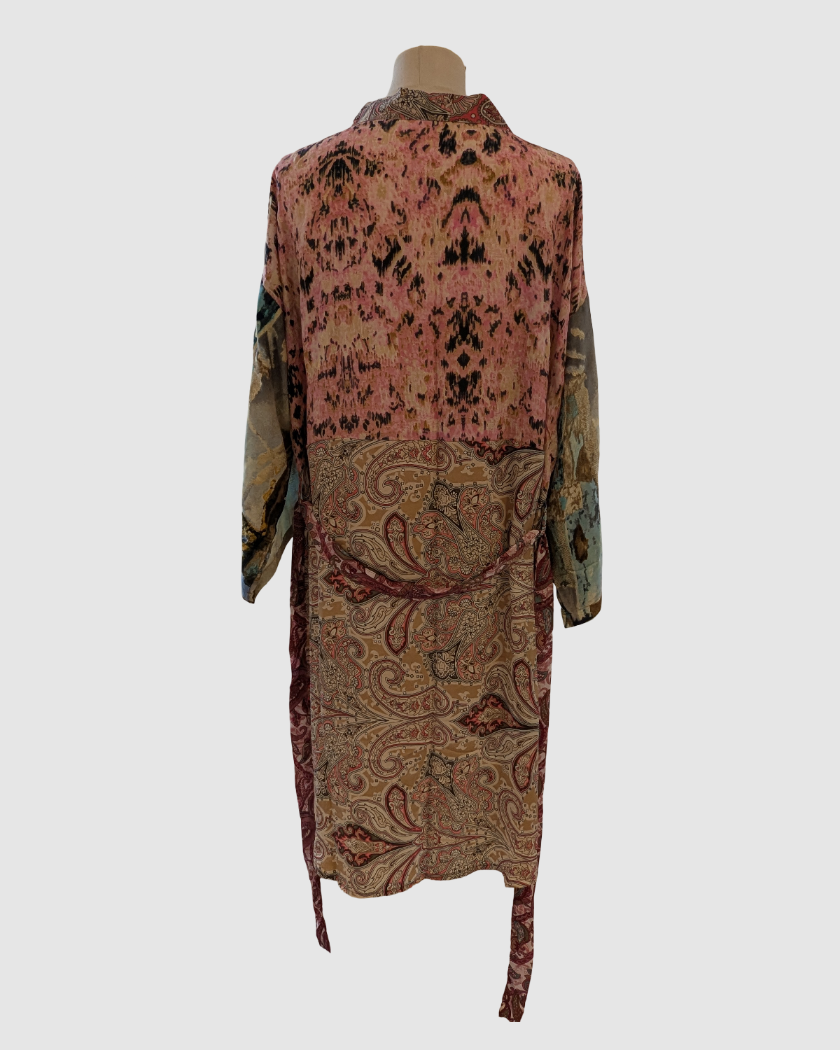 Kort silke kimono fra kvindekooperativet i Indien - Tahani