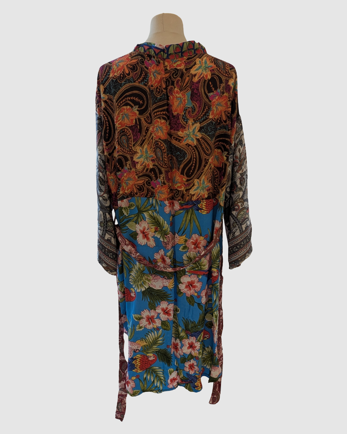 Kort silke kimono fra kvindekooperativet i Indien - Nawra