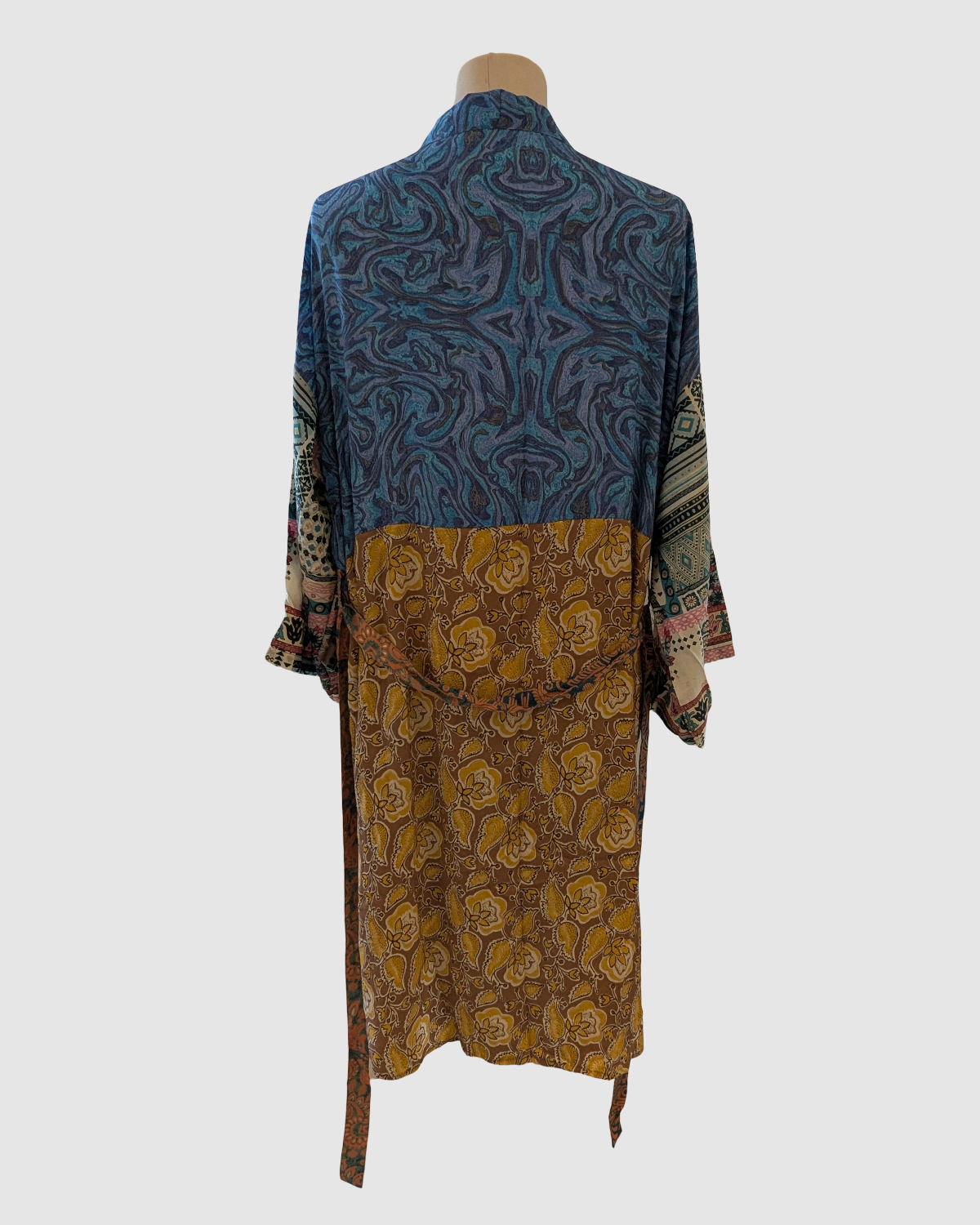 Kort silke kimono fra kvindekooperativet i Indien - Rafika