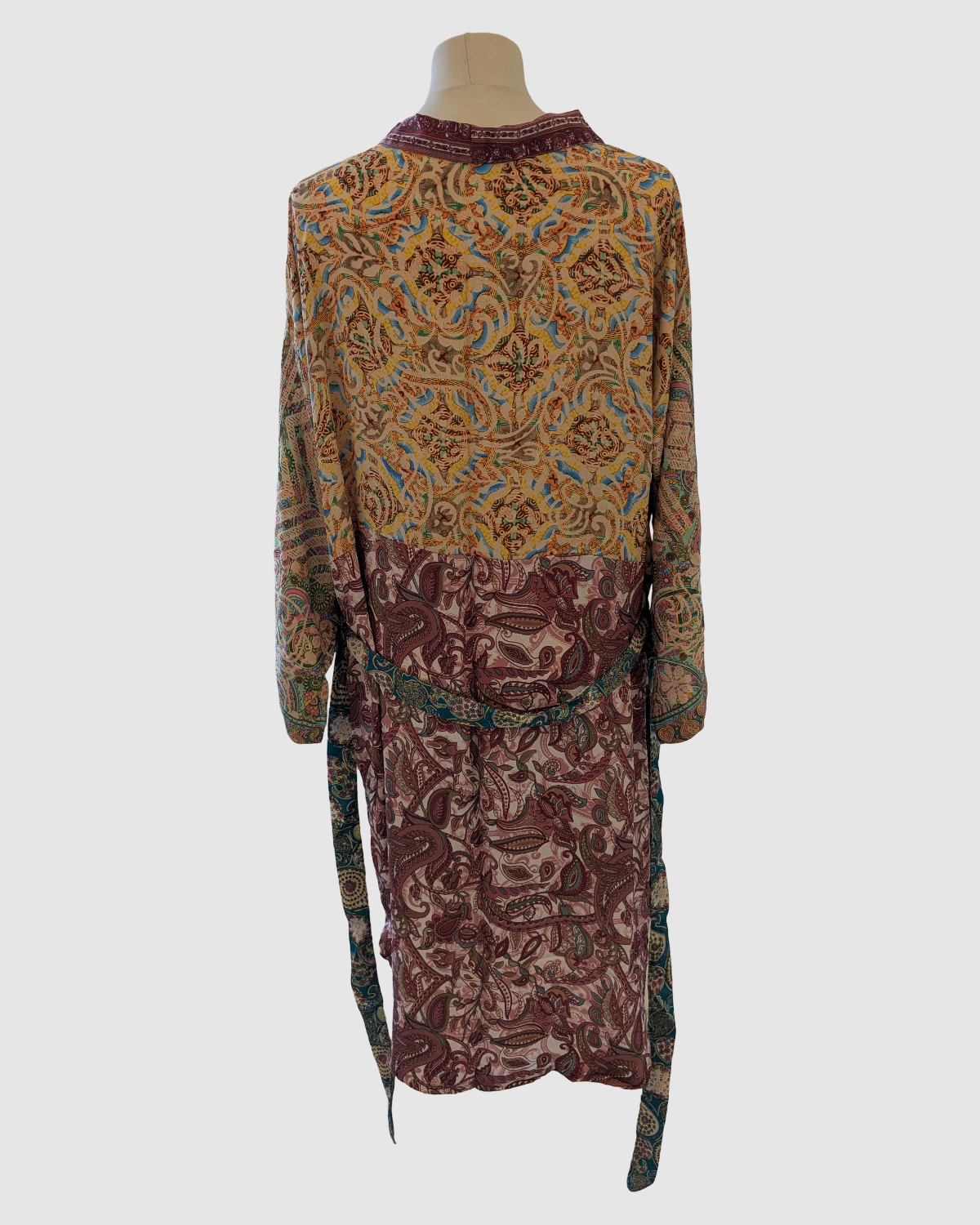 Kort silke kimono fra kvindekooperativet i Indien - Tara