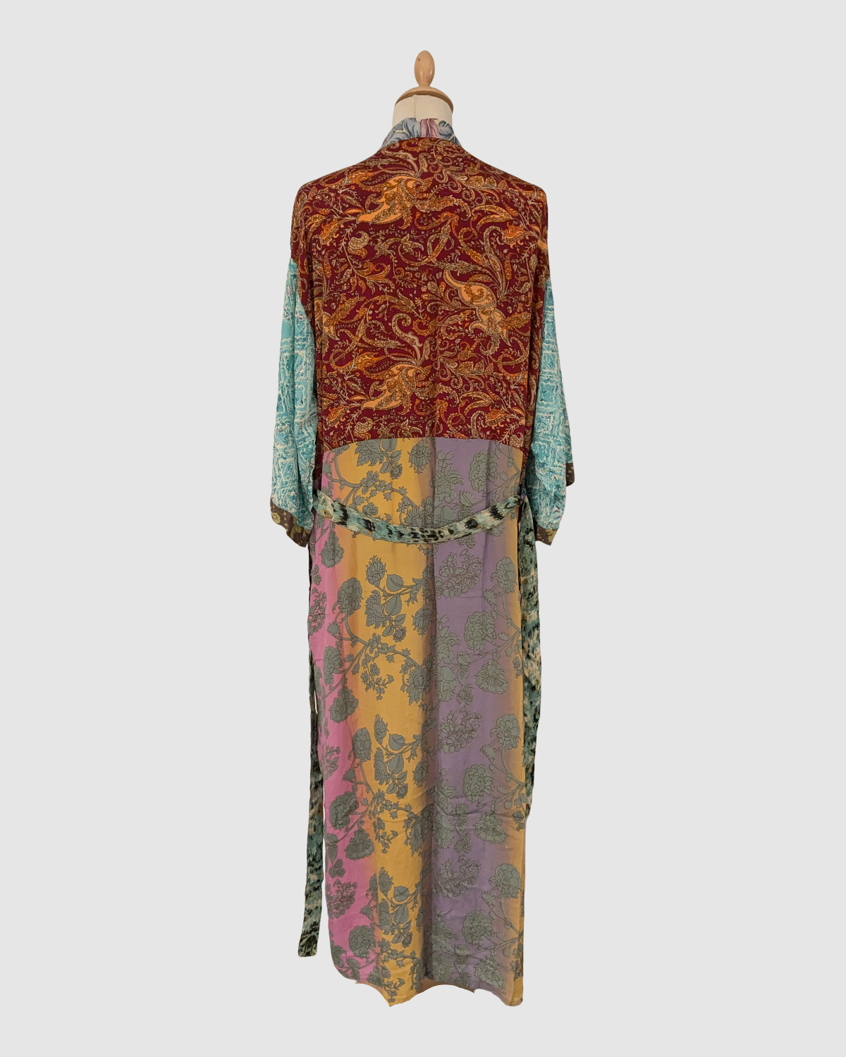Lang silke kimono i blomstret vinrød og mint - Håndlavet i Indien - Ingrid