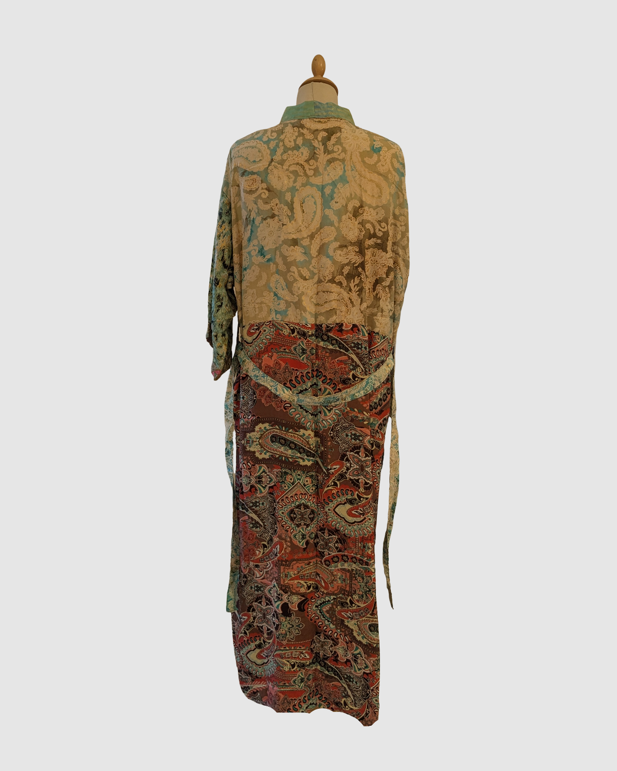 Lang silke kimono i blå, grøn og rosa - Håndlavet i Indien - Suleima