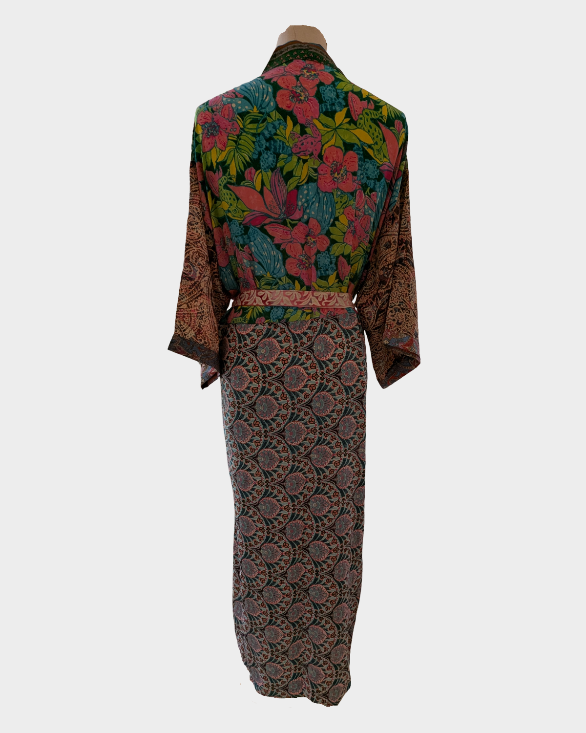 Lang silke kimono i grøn, rosa og sort blomstret - Håndlavet i Indien - Iman