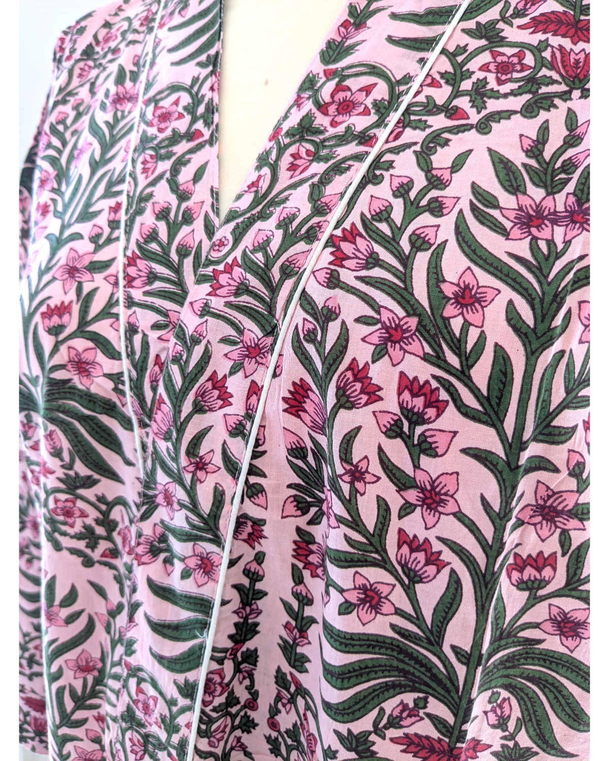 Bomuldskimono med håndlavet blokprint fra Kashmir - Lyserød blomstret