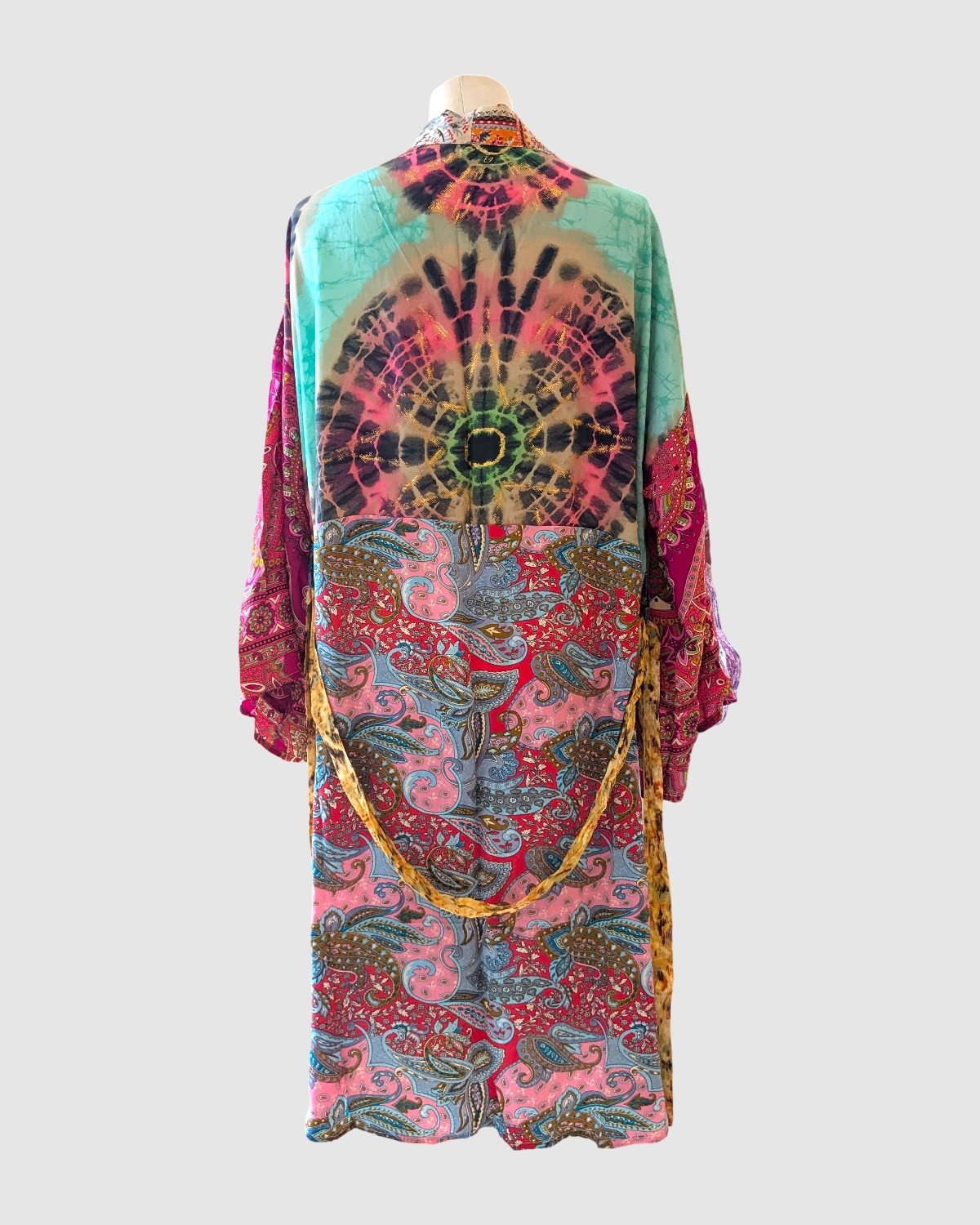 Kort silke kimono fra kvindekooperativet i Indien - Zuri