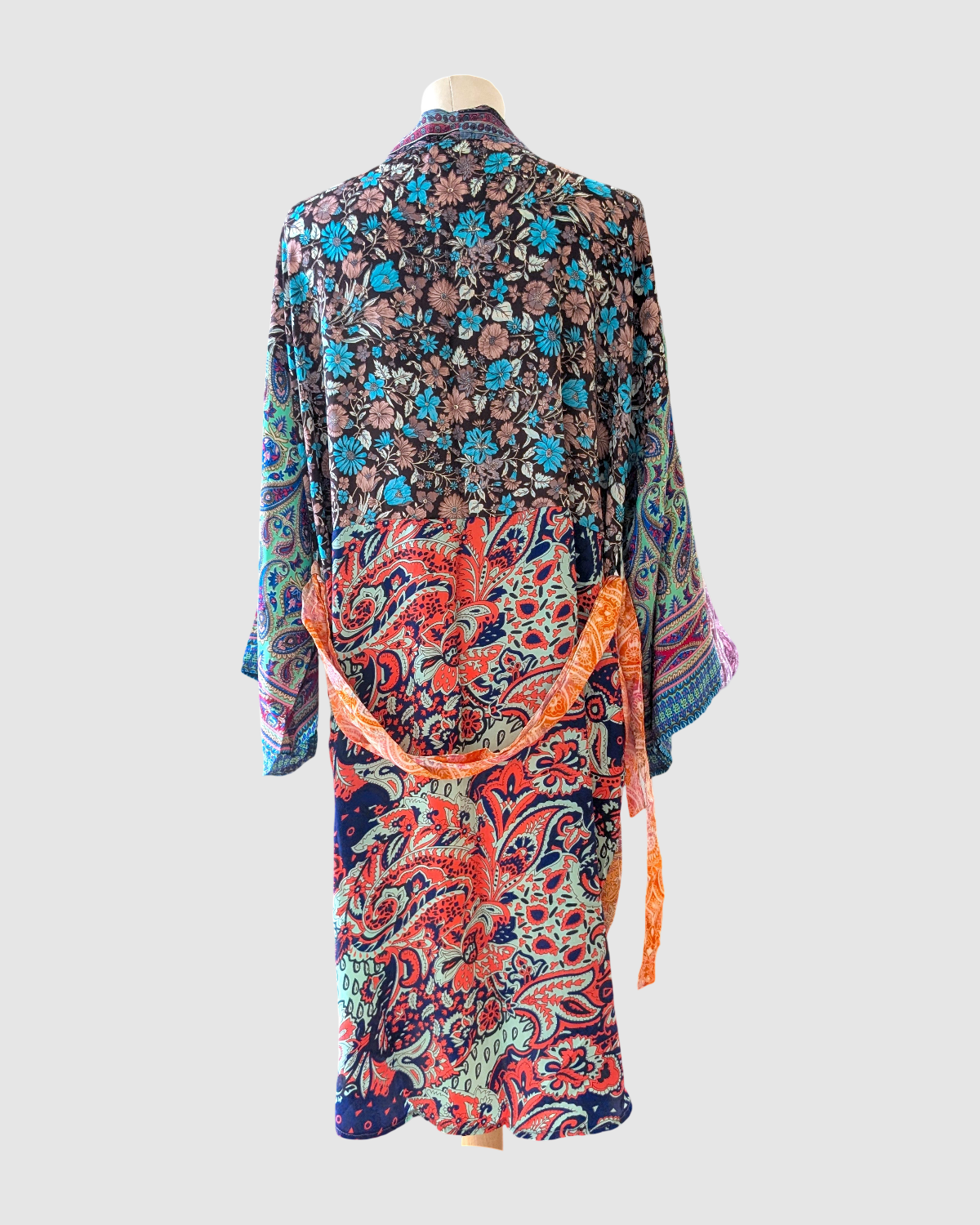 Kort silke kimono fra kvindekooperativet i Indien - Kesi