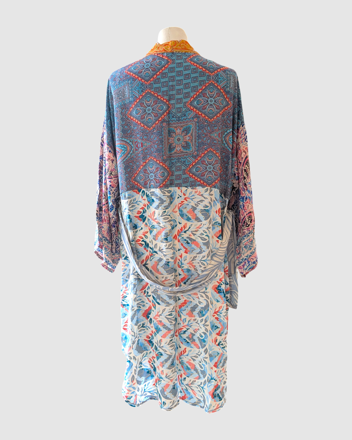 Kort silke kimono fra kvindekooperativet i Indien - Kato