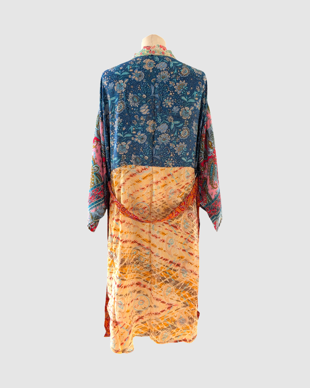 Kort silke kimono fra kvindekooperativet i Indien - Alba