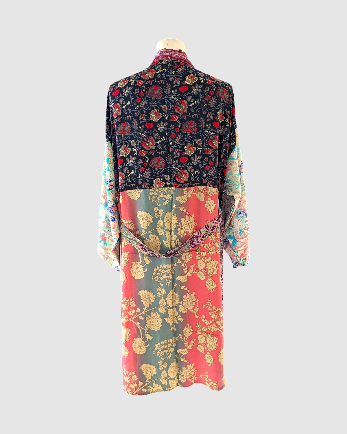 Kort silke kimono fra kvindekooperativet i Indien - Ina