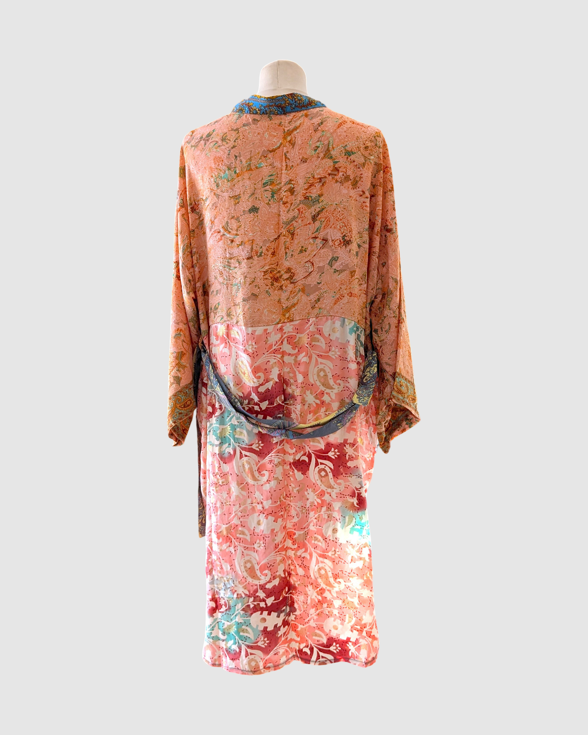 Kort silke kimono fra kvindekooperativet i Indien - Liv