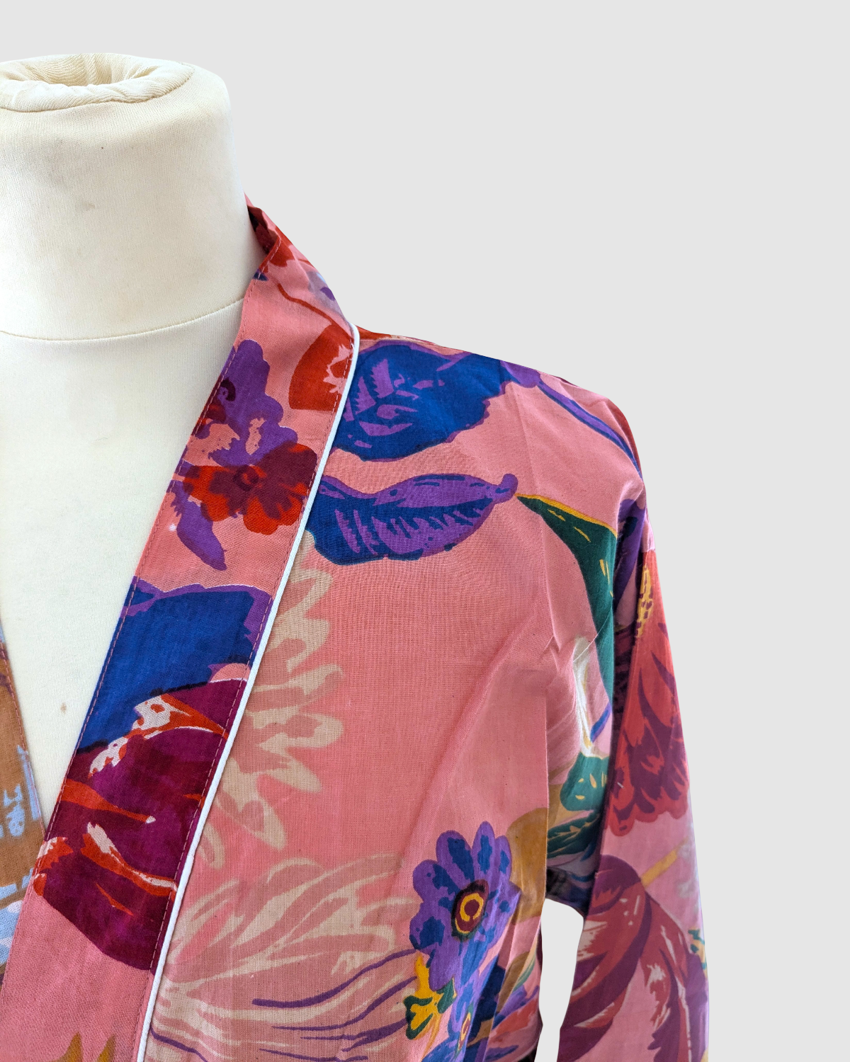 Bomuldskimono med håndlavet blokprint fra Kashmir - Fuchsia med blomster