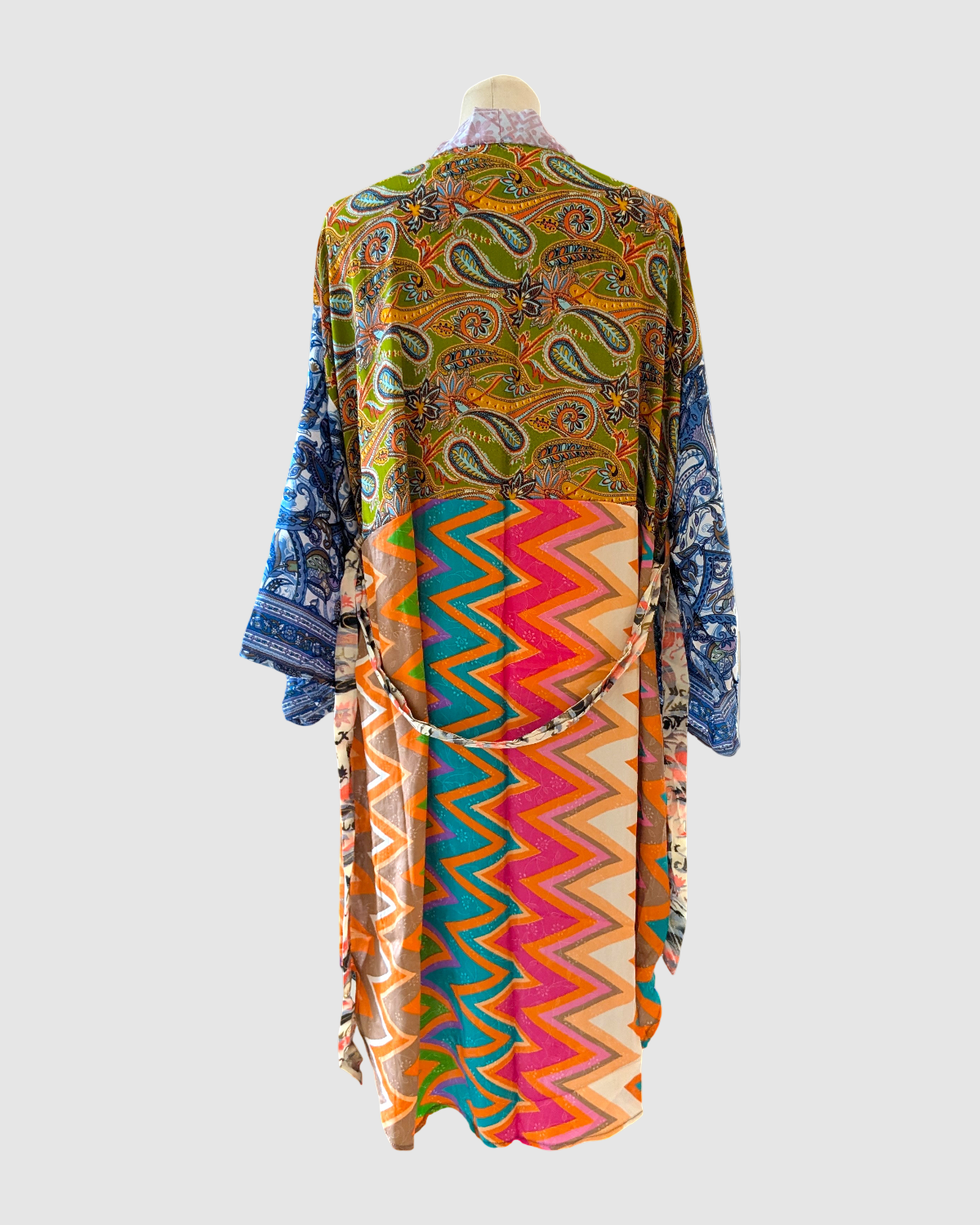 Kort silke kimono fra kvindekooperativet i Indien - Naja