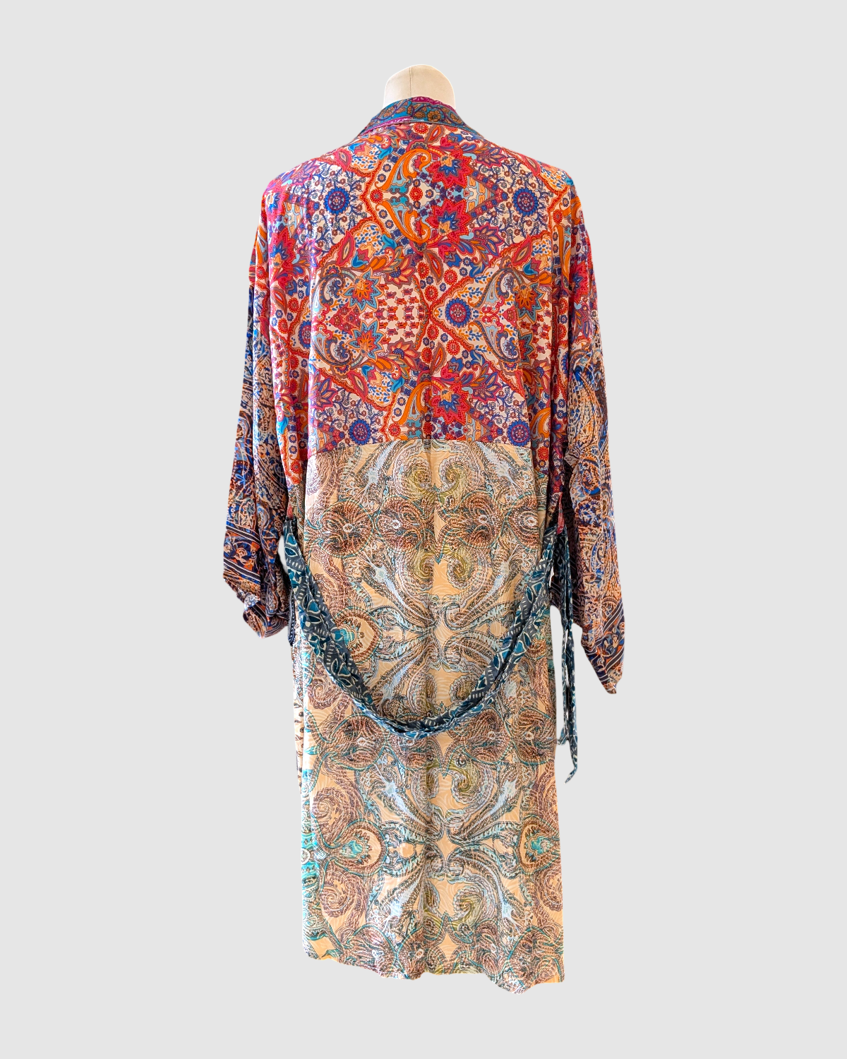 Kort silke kimono fra kvindekooperativet i Indien - Mahi