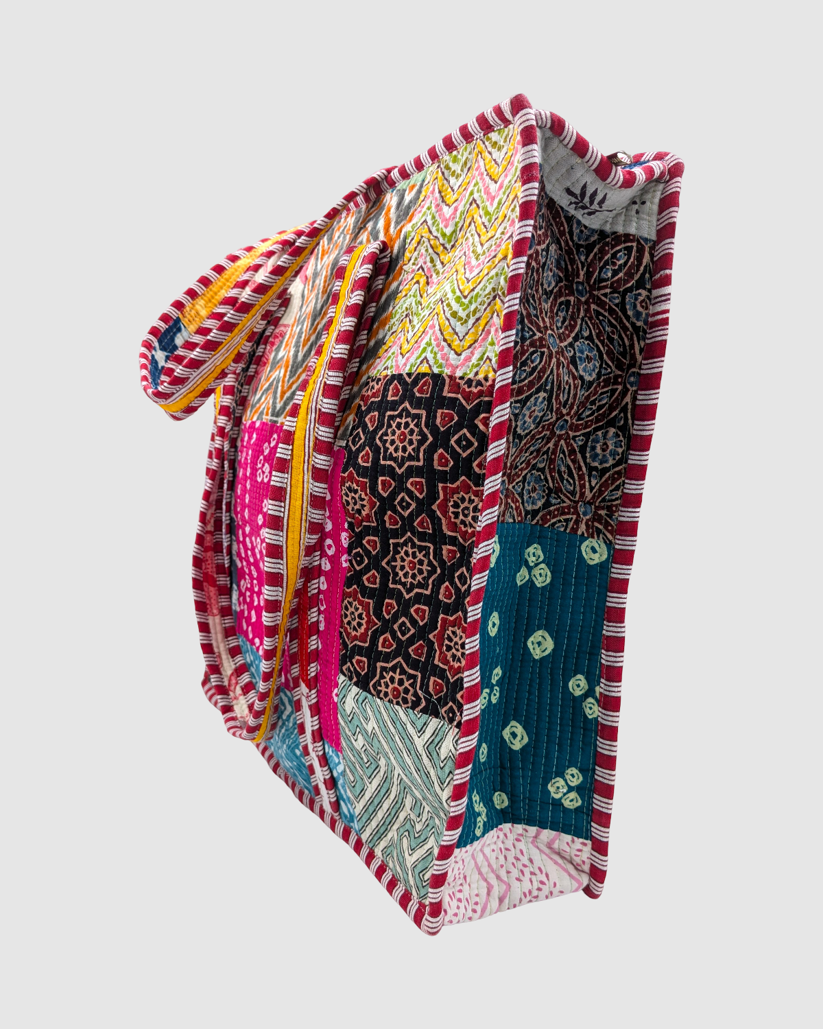 Strandtaske i quiltet patchwork med lynlås – Chaitra