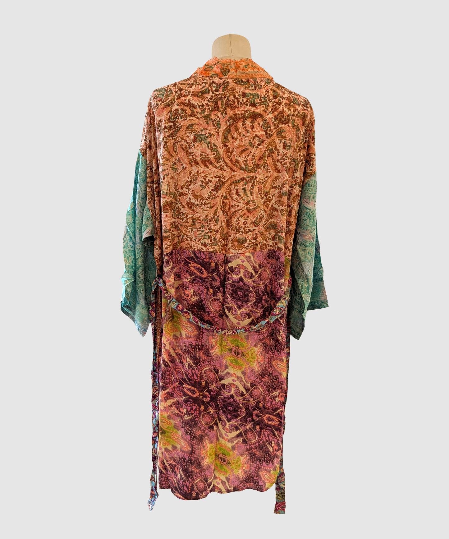 Kort silke kimono fra kvindekooperativet i Indien - Yuki