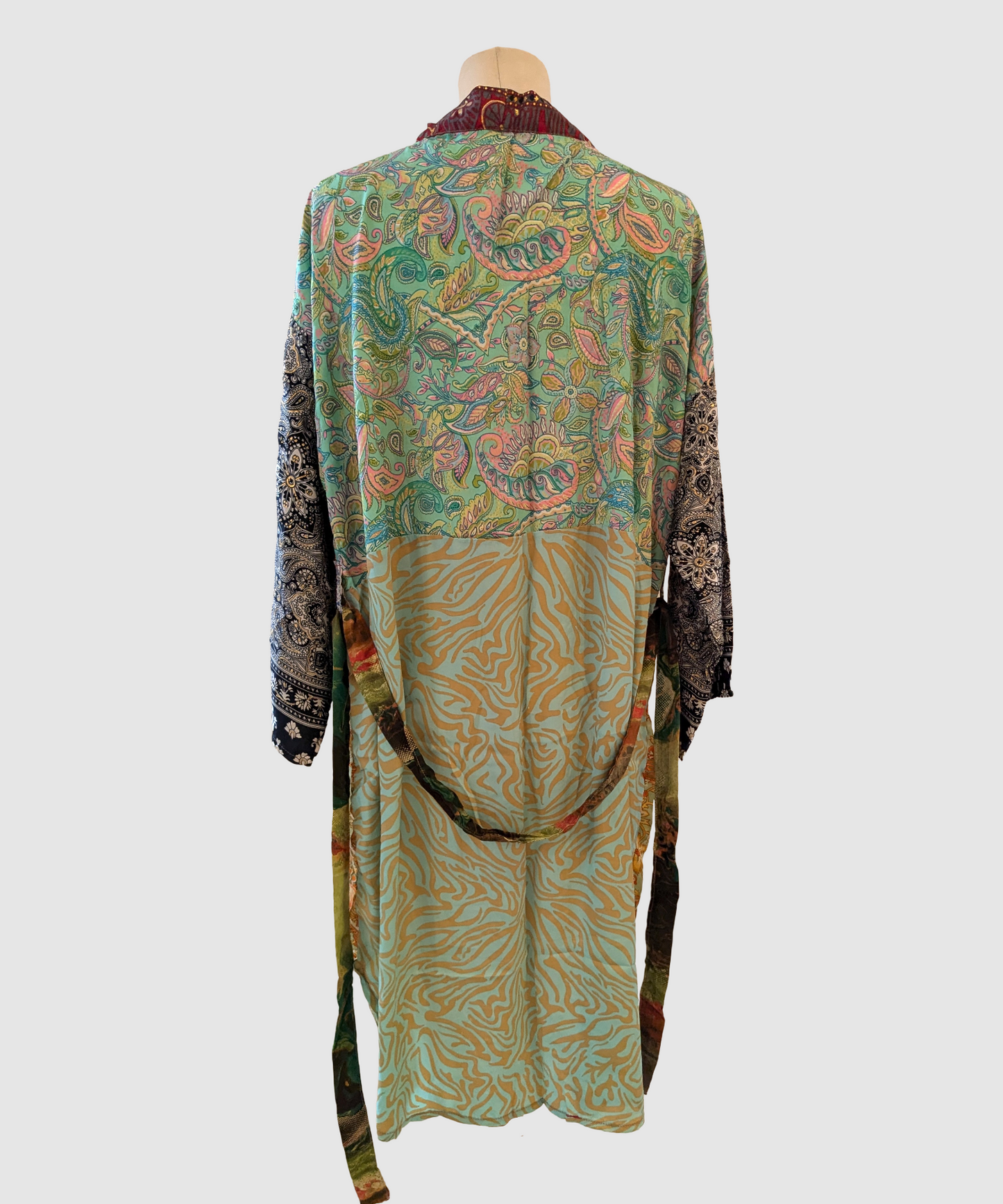 Kort silke kimono fra kvindekooperativet i Indien - Liv