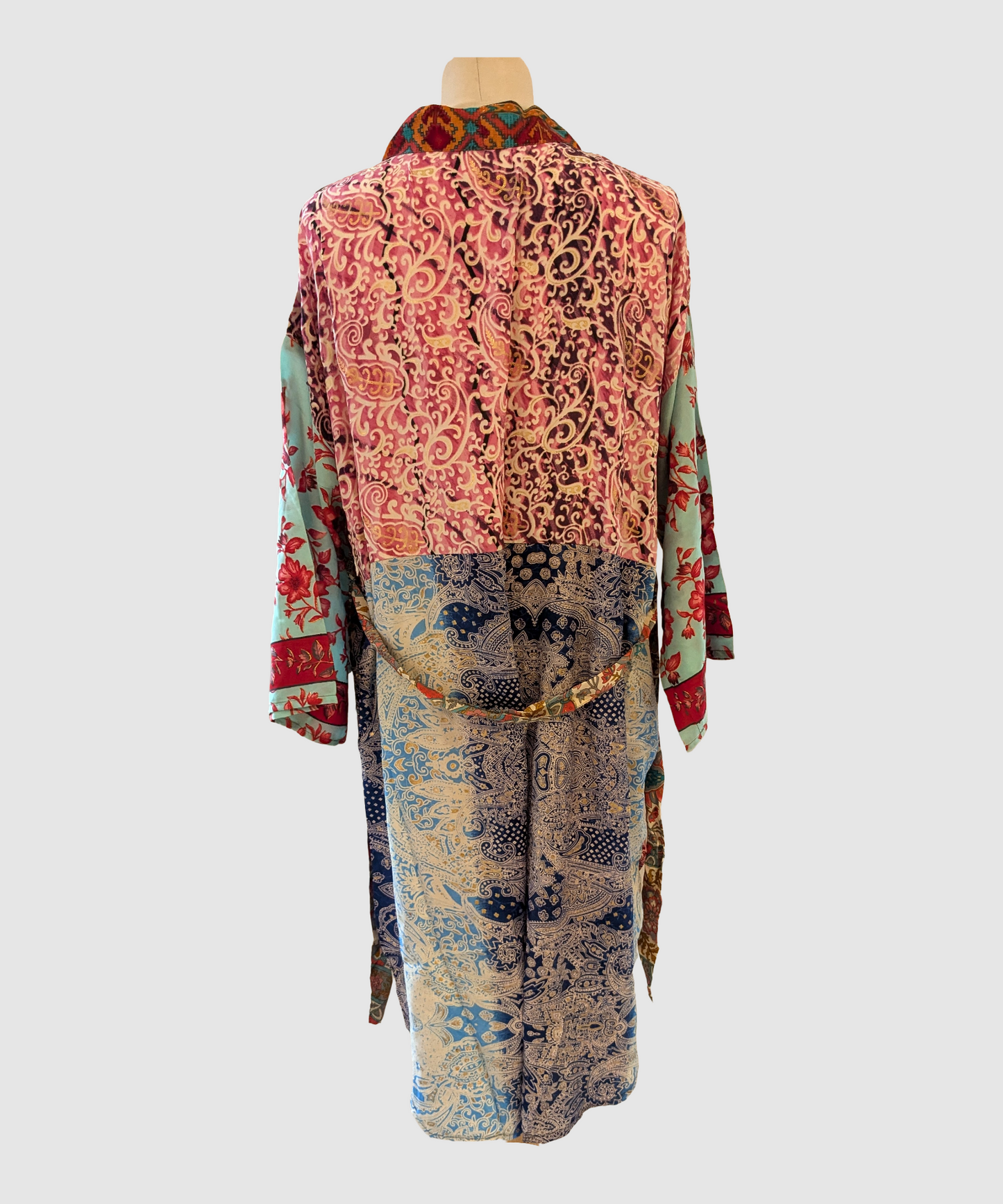 Kort silke kimono fra kvindekooperativet i Indien - Lea