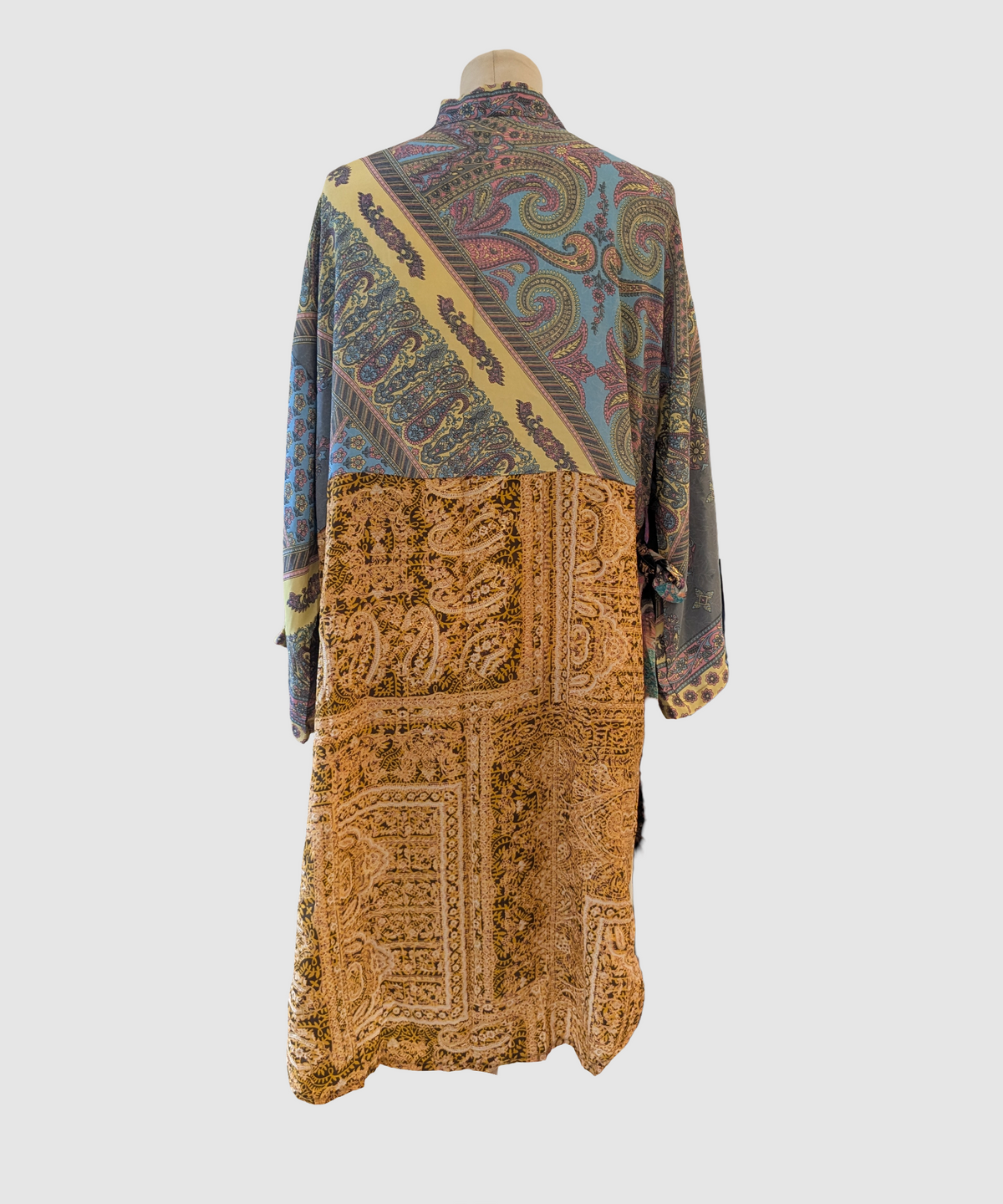 Kort silke kimono fra kvindekooperativet i Indien - Dorte