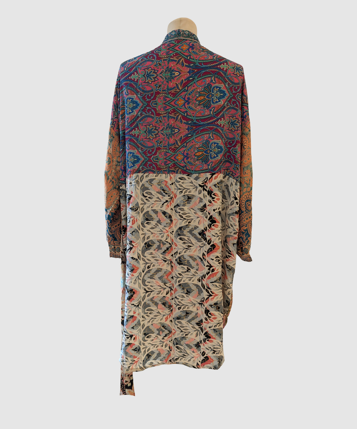 Kort silke kimono fra kvindekooperativet i Indien - Lærke