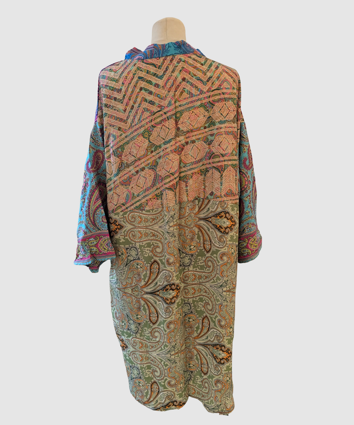 Kort silke kimono fra kvindekooperativet i Indien - Gry