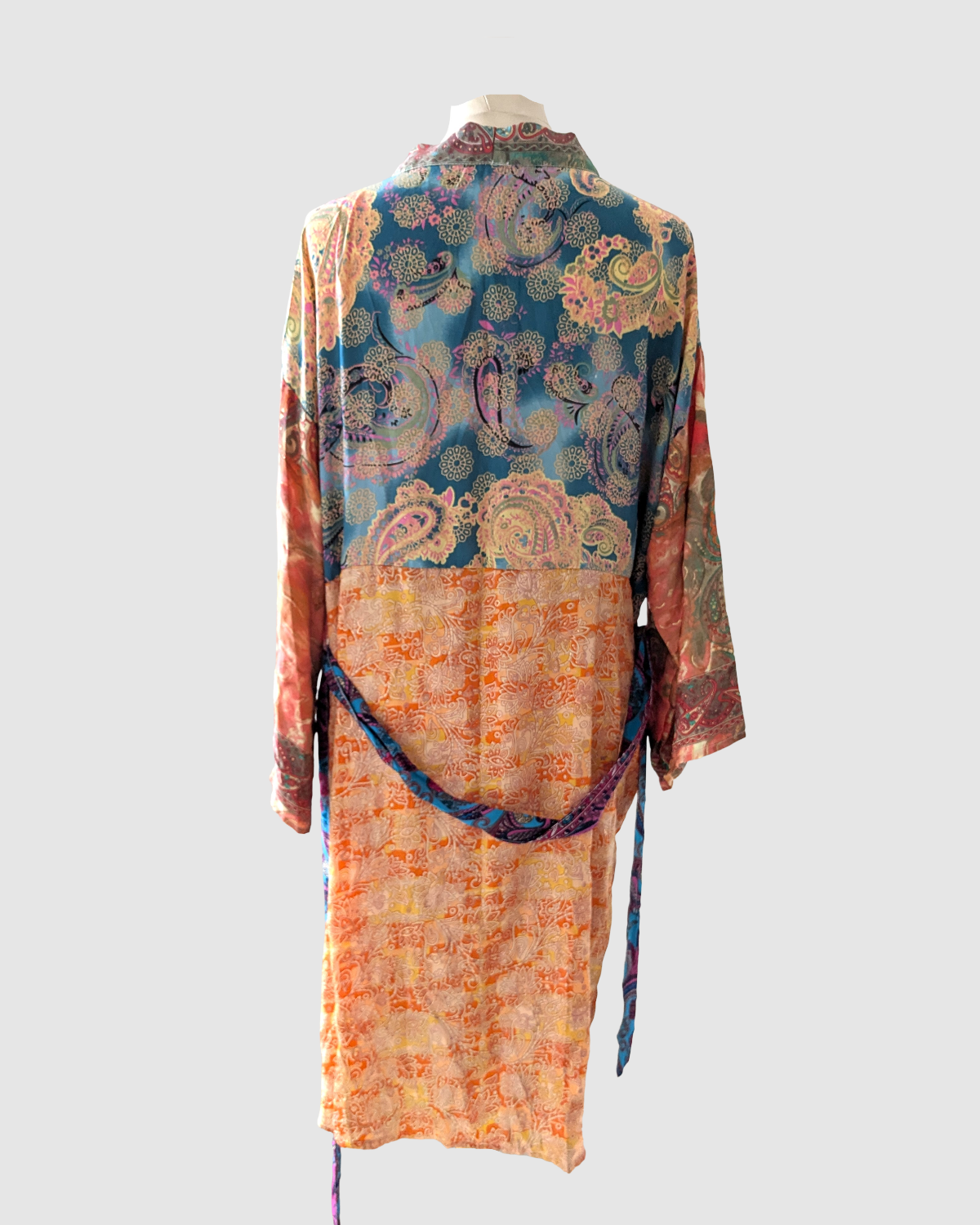 Kort silke kimono fra kvindekooperativet i Indien - Brita