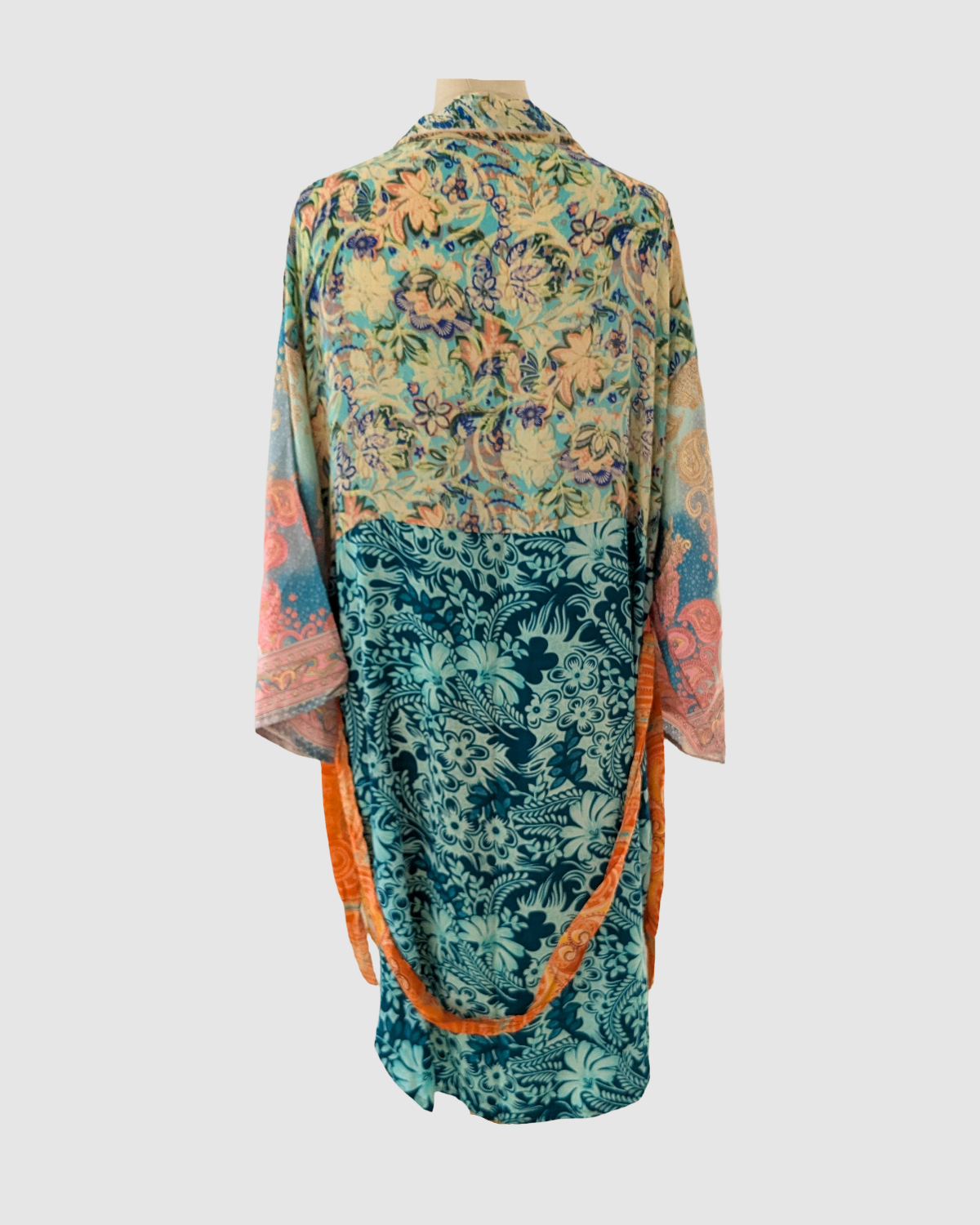 Kort silke kimono fra kvindekooperativet i Indien - Alma