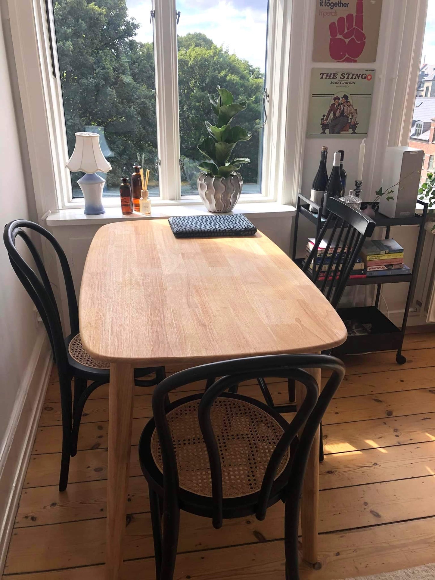 Håndlavet spisebord af massiv gummitræ