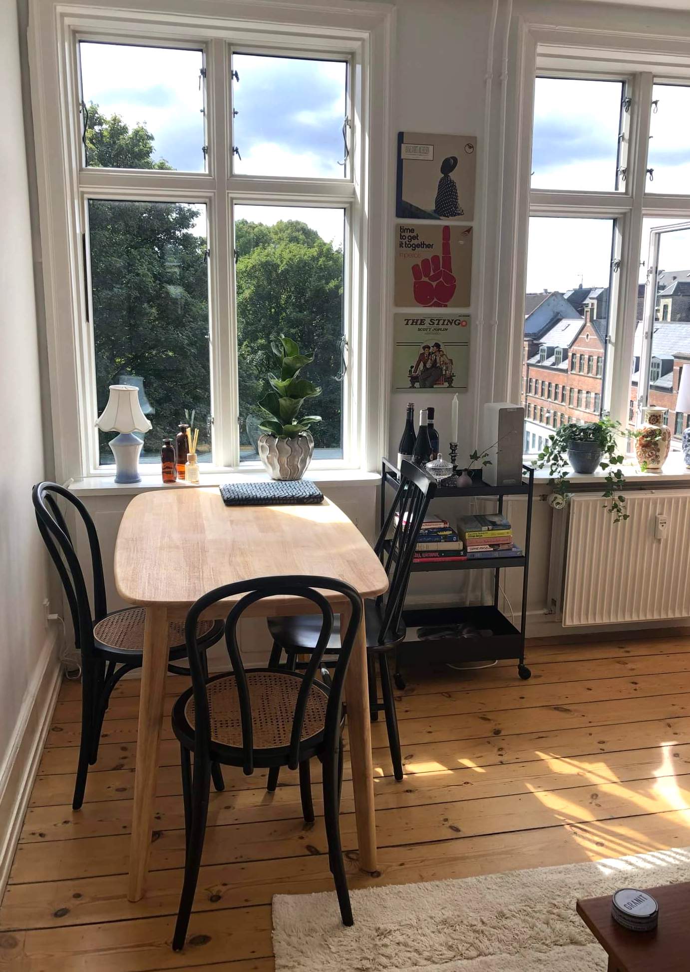Håndlavet spisebord af massiv gummitræ