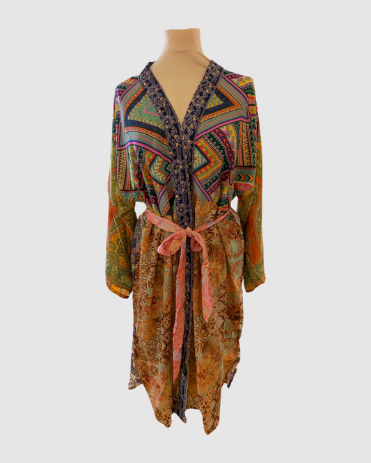 Kort silke kimono fra kvindekooperativet i Indien - Halima