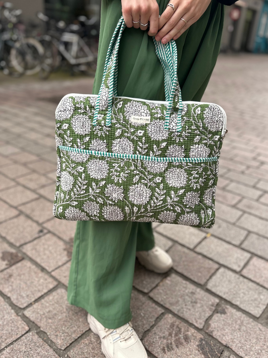 Computertaske med hank i quiltet bomuld med blokprint - grøn med hvide blomster