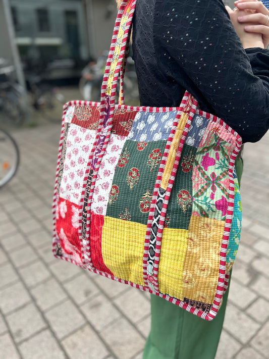 Strandtaske i quiltet patchwork med lynlås – Aadi