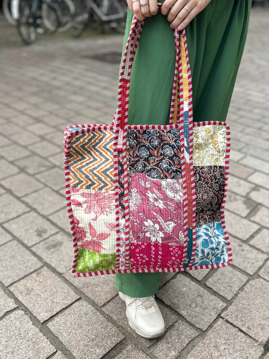 Strandtaske i quiltet patchwork med lynlås – Chaitra