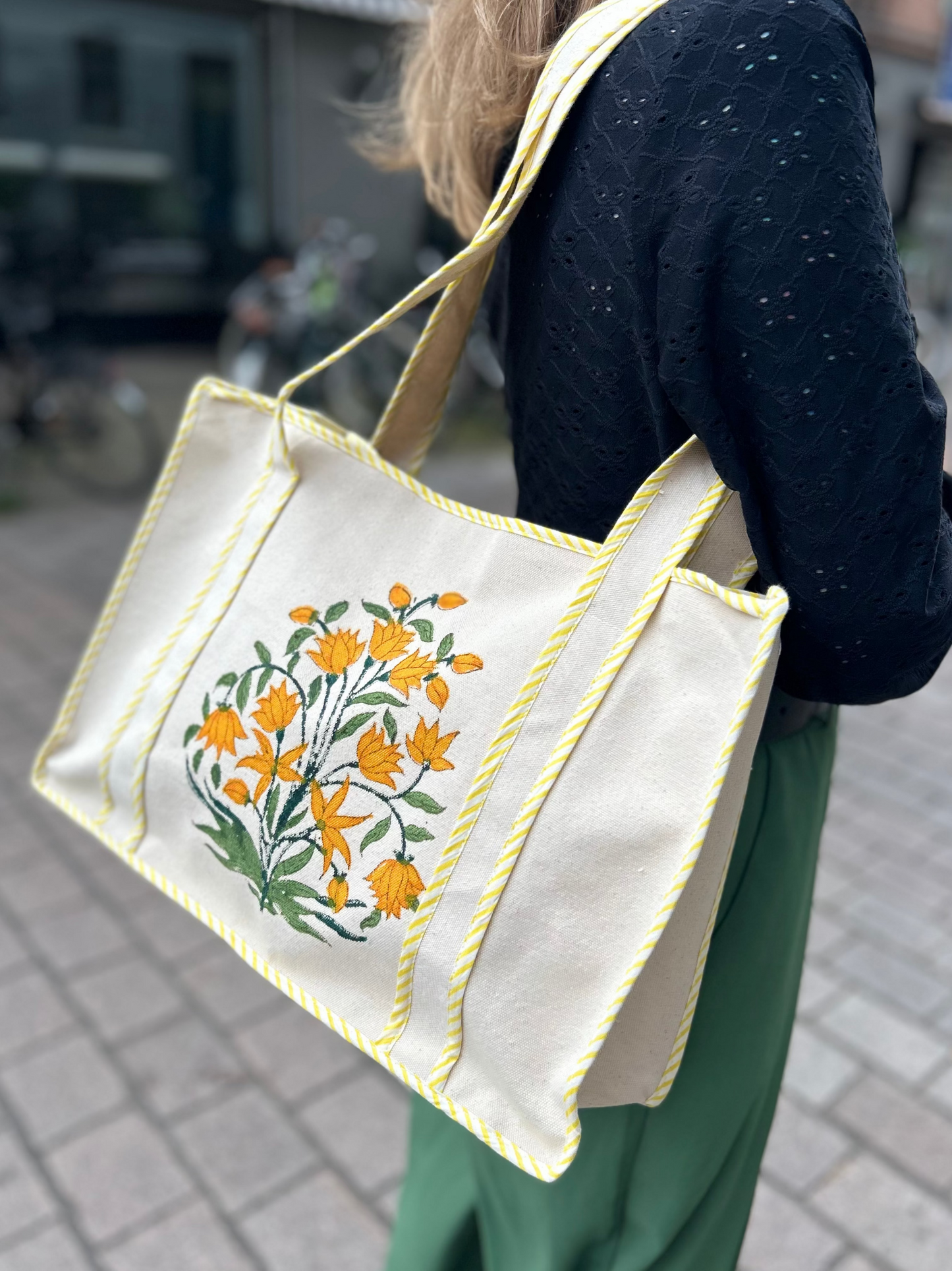 Canvas shopper taske med gul håndmalet blomst